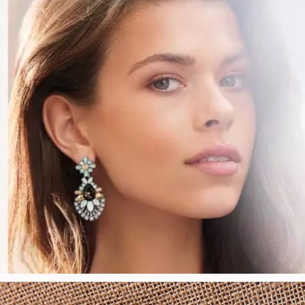 Glamorous set of earrings and bracelet